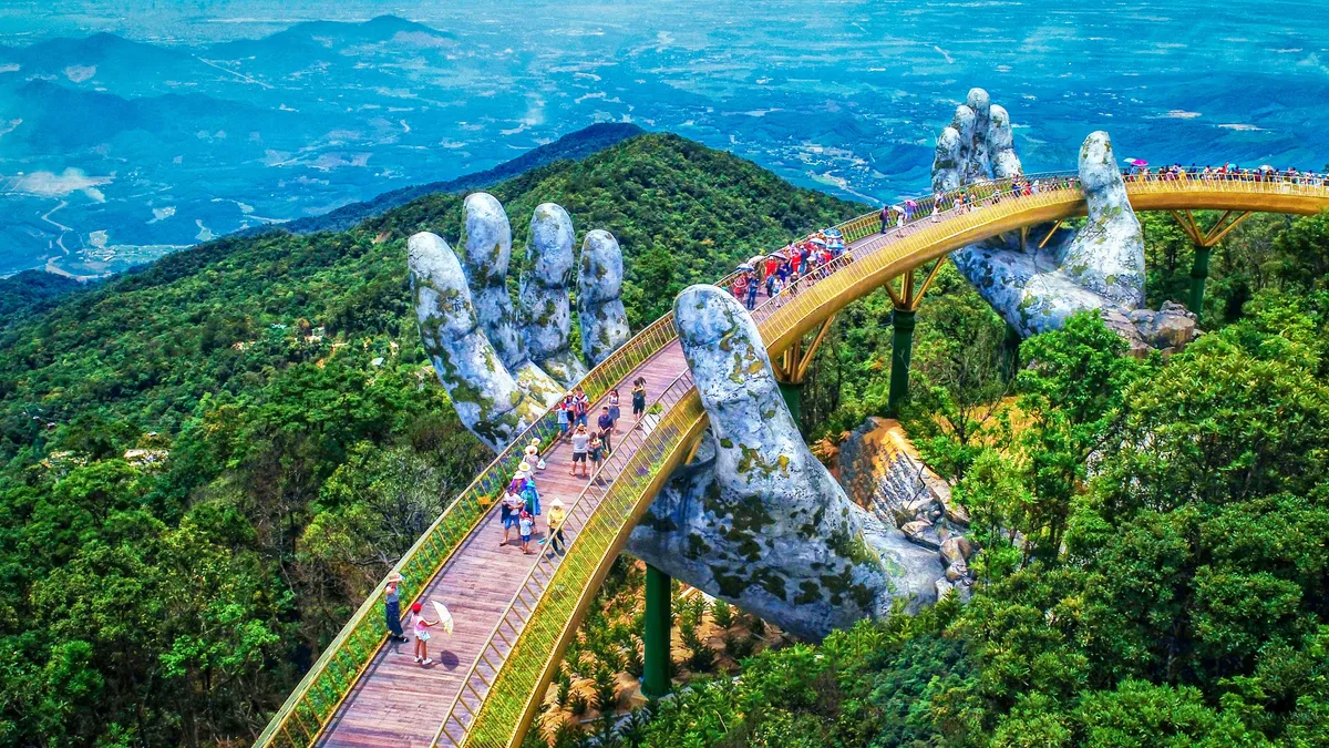Vietnams Goldene Brücke wird Sie in Staunen versetzen, wenn sie Sie in den Himmel hebt