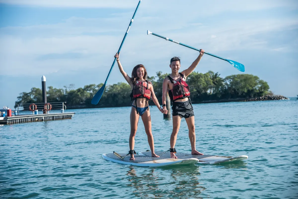 SUP maßgeschneidert für diejenigen, die vielleicht ein wenig Angst vor Wellen oder dem Ozean haben und auf sicherste, einfachste Weise ein Gefühl für einen Wassersport bekommen möchten.