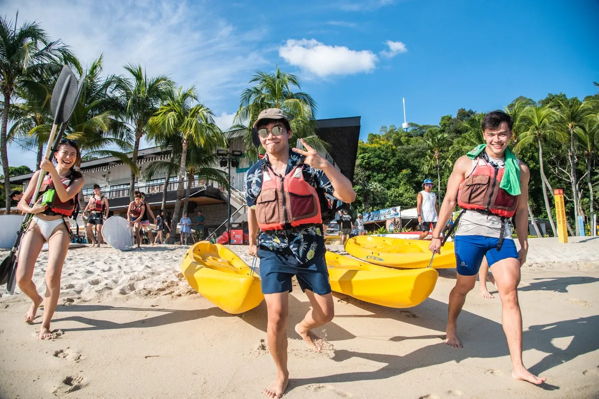 Machen Sie ein unvergessliches Foto mit Ihren Reisebegleitern im Ola Beach Club.