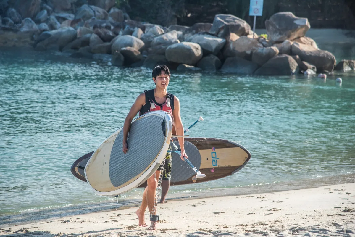 Entspannen Sie sich und haben Sie Spaß bei diesem unvergesslichen Stand-Up-Paddleboarding-Erlebnis mit Ihren Freunden.