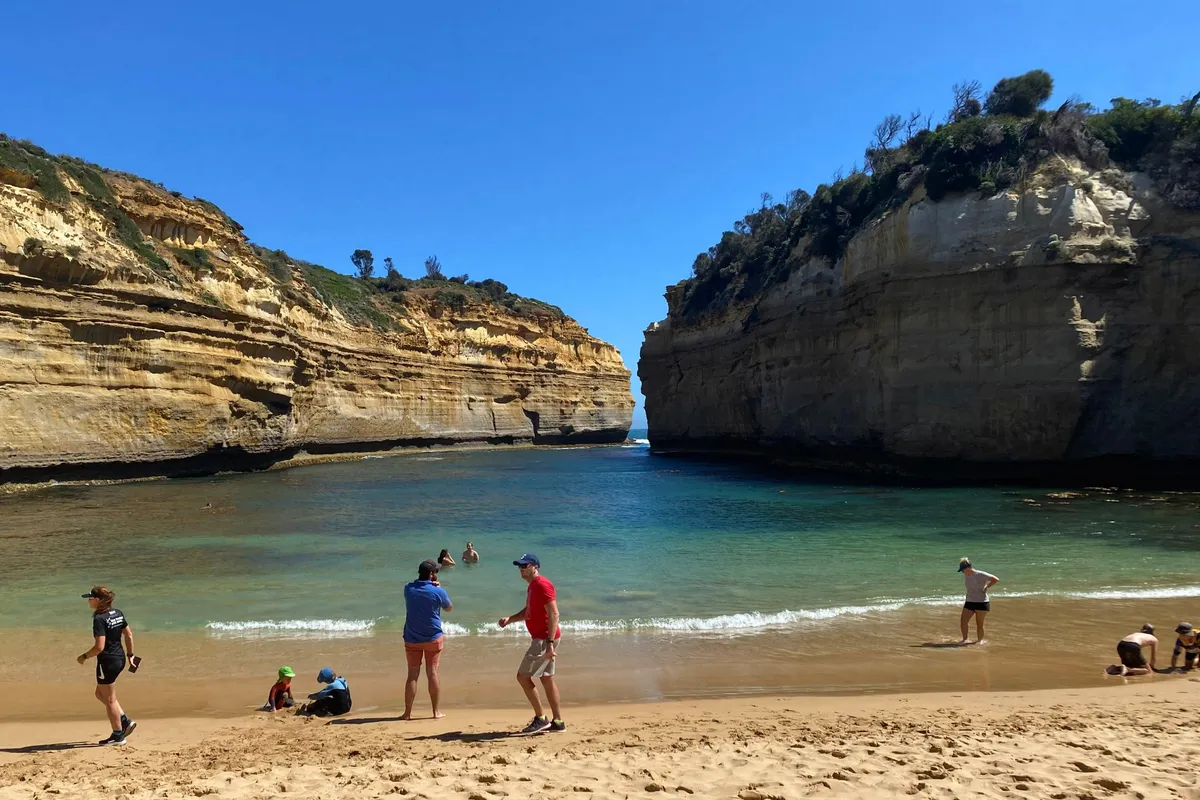 Tollen Sie auf dem unberührten Sand von Great Ocean Beach unter dem weiten azurblauen Himmel