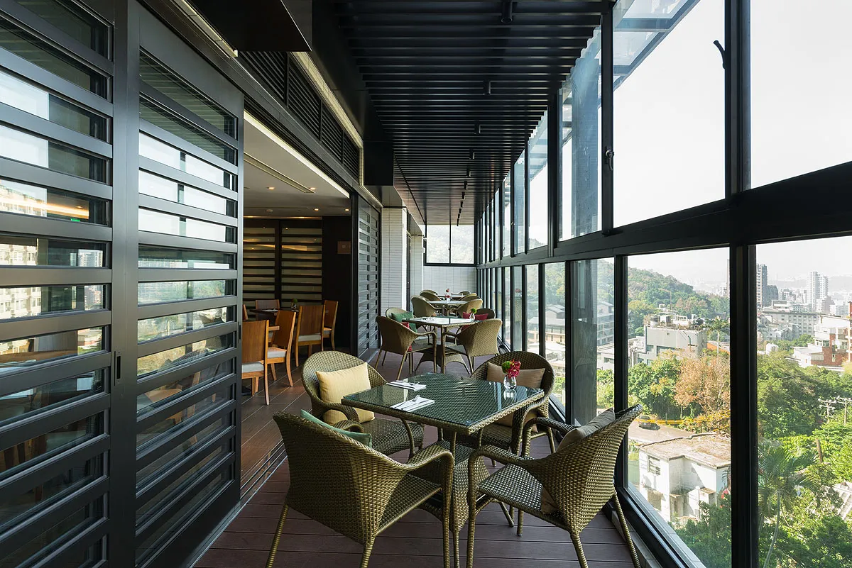 Afternoon Tea: A dining environment surrounded by verdant mountains, offering distant views of Mount Guanyin while you dine.