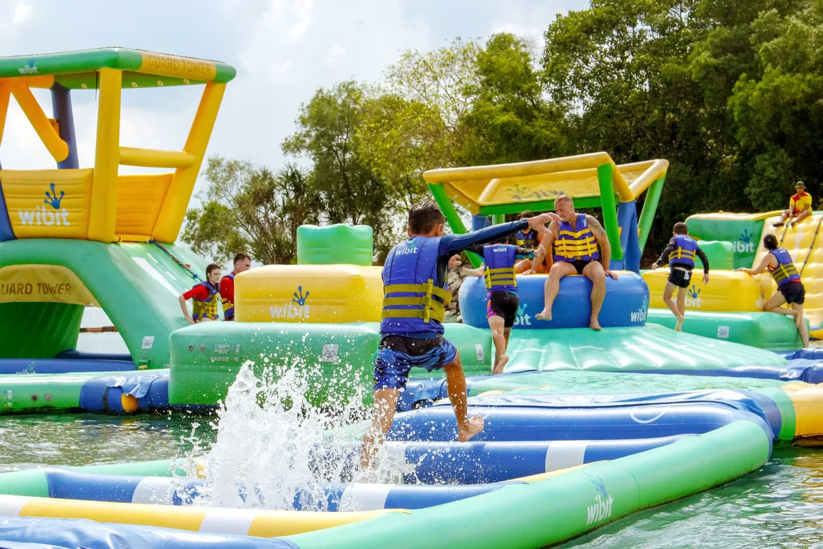 HydroDash Singapura: Mergulhe, Avance e Conquiste! Nossa Avaliação Emocionante do Parque Aquático Flutuante de Sentosa!