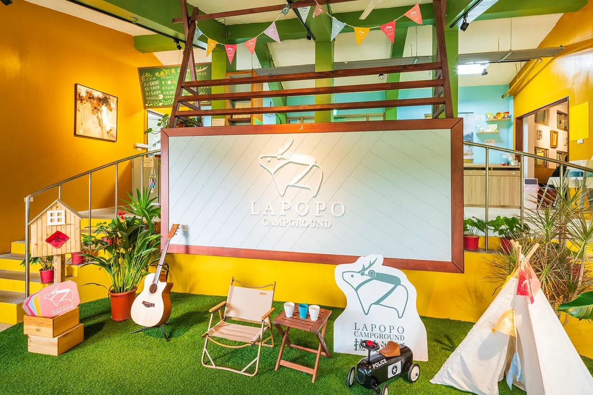 빌리지 치프 레스토랑(Village Chief Restaurant)은 식사 제공 외에도 대만의 신진 작가들의 그림을 주기적으로 전시합니다.