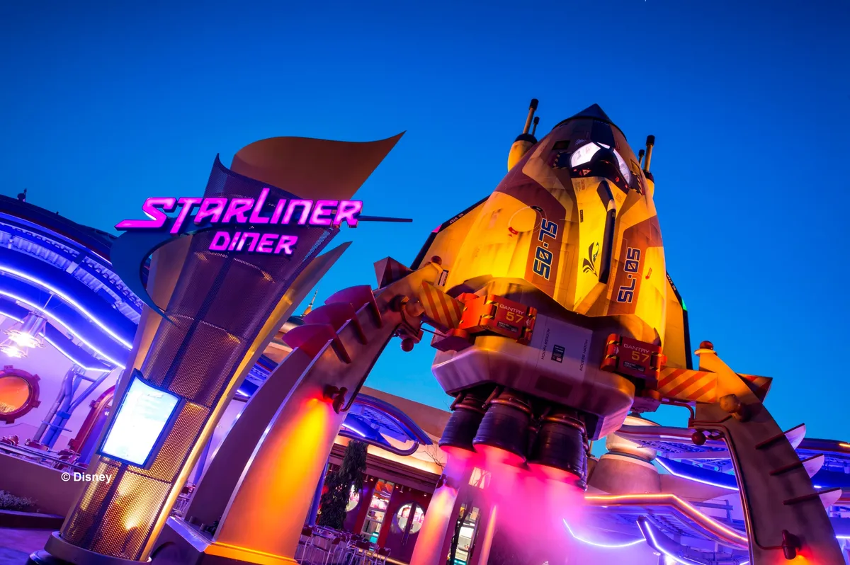 [Bon Repas Parc] Atterrissez au Starliner Diner avec des sièges climatisés à l'intérieur et une terrasse extérieure