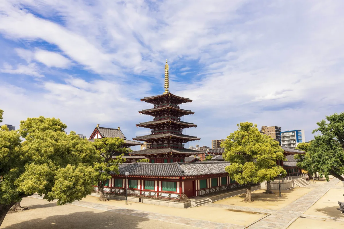 [Templo Shitennoji] ¡Adéntrate en la historia en el templo budista más antiguo de Japón, un oasis sereno en el corazón de Osaka!