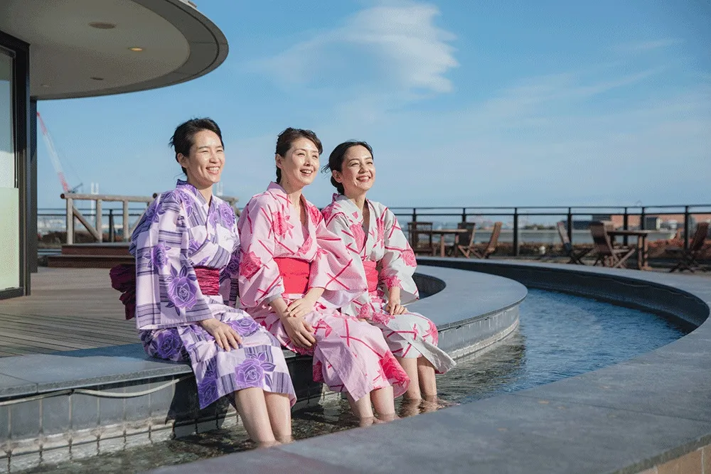 Relaxing with hot spring at Yokohama Minatomirai Manyu Club
