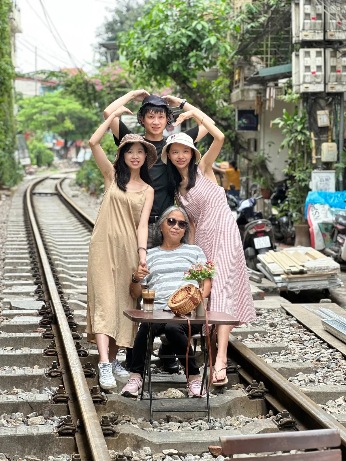 Visitez et prenez des photos dans la rue du train de Hanoï – la rue la plus dangereuse et étonnamment la plus célèbre du Vietnam