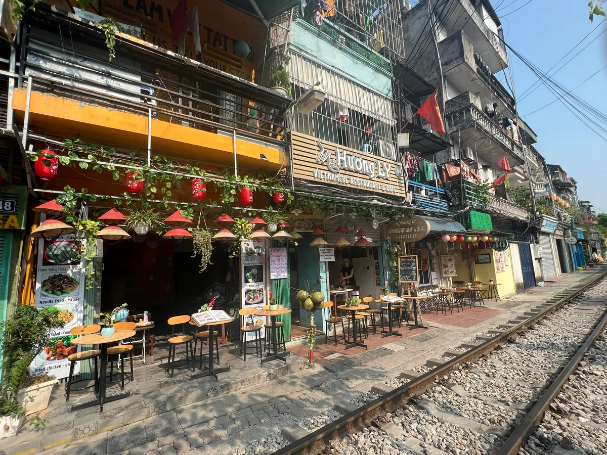 C'est une petite rue étroite cachée dans l'une des ruelles de Hanoï et entourée de hautes maisons étroites très proches les unes des autres