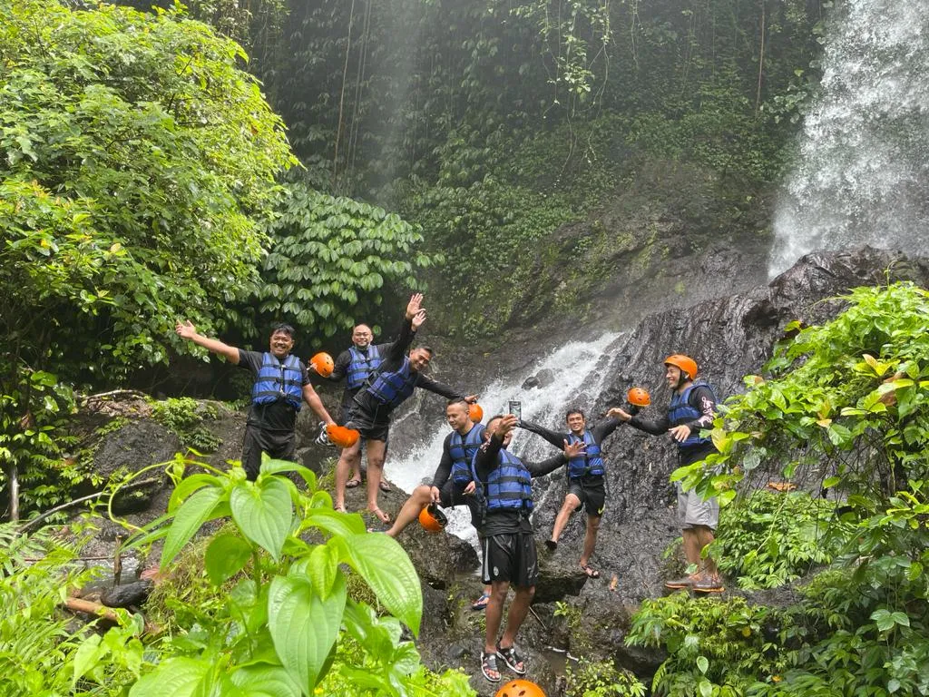 Have fun with your friends and family in this fun water adventure!