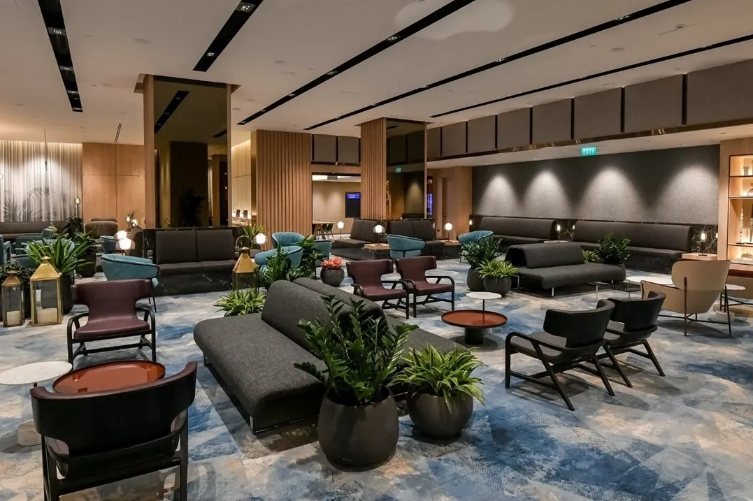 Escaping the Terminal Chaos: My Spontaneous Retreat to Changi Lounge in Jewel