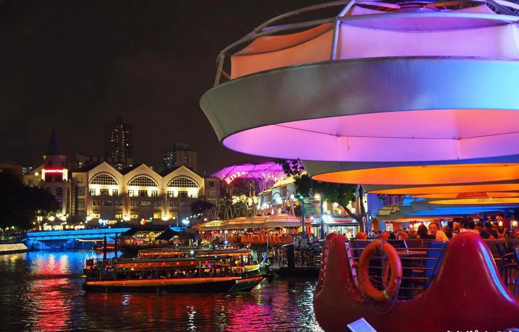 Termine esta aventura com um cruzeiro de 40 minutos em um bumboat pelo Rio de Singapura à noite