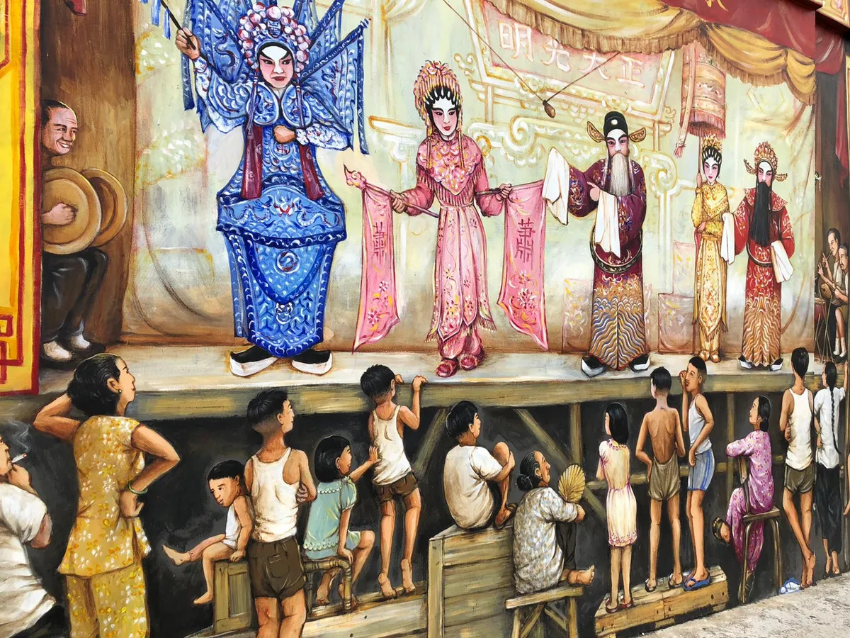 Enquanto você se maravilha com os murais, seu guia contará histórias sobre a história de Singapura