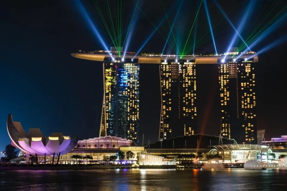 A vista noturna do Gardens by the Bay aparecerá à sua frente durante o cruzeiro