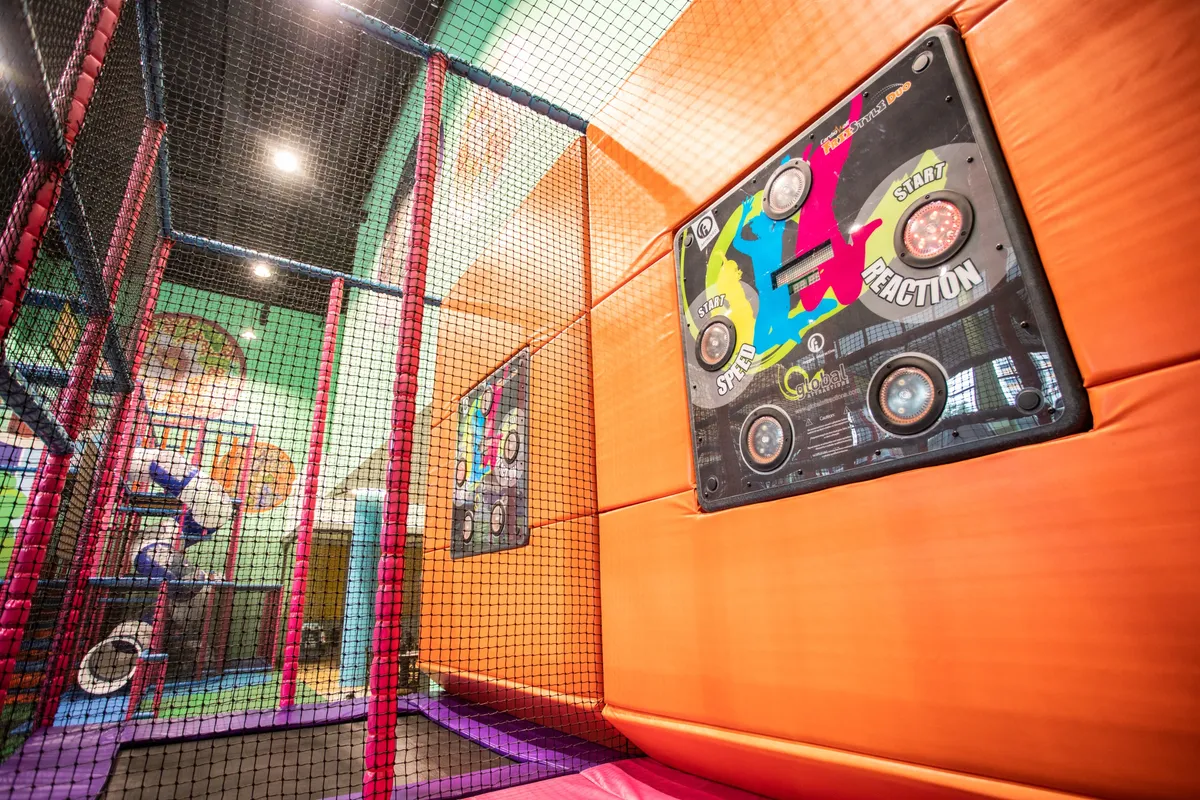 Deja que tus hijos experimenten diferentes instalaciones en T-Play