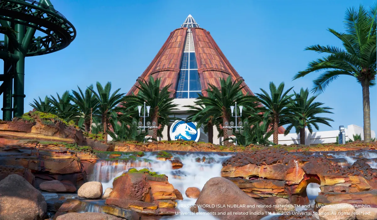 Jurassic World Adventure стирает грань между экраном и реальностью, сталкивая вас лицом к лицу с динозаврами в захватывающем дух аттракционе.