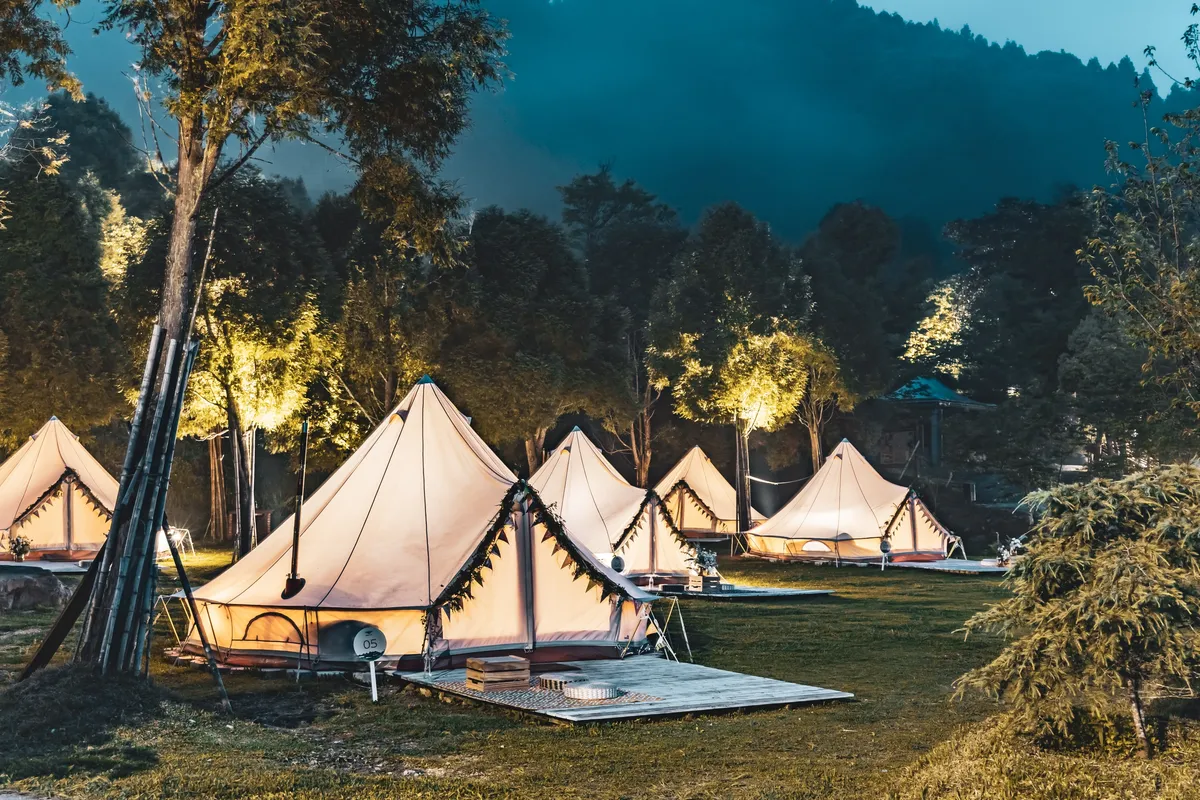 Apaixone-se pela baixa poluição luminosa do acampamento C'est Bon, permitindo que você veja o belo céu estrelado à noite.
