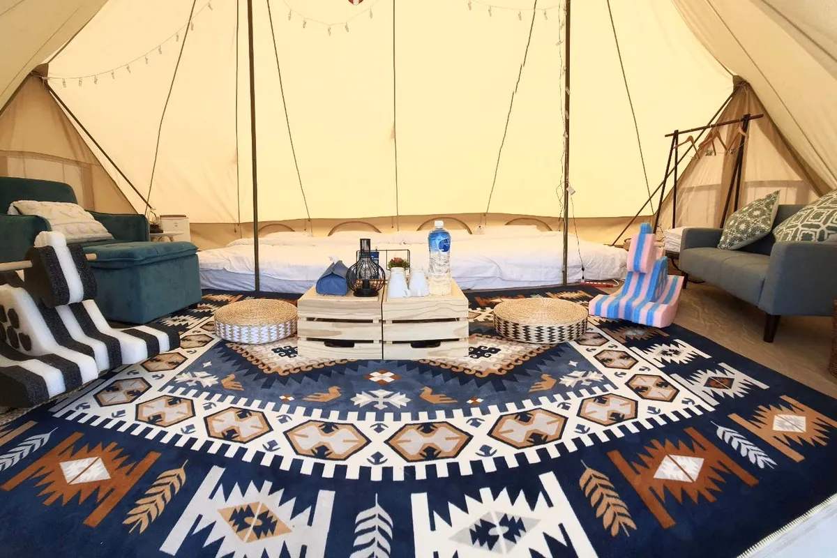 Cada barraca é equipada com uma cama queen-size e um sofá.