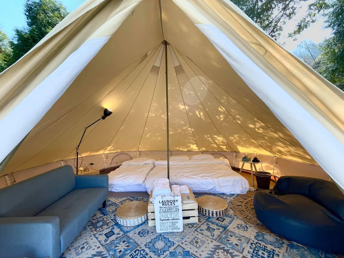 Barraca clássica de glamping para sua noite mais confortável.