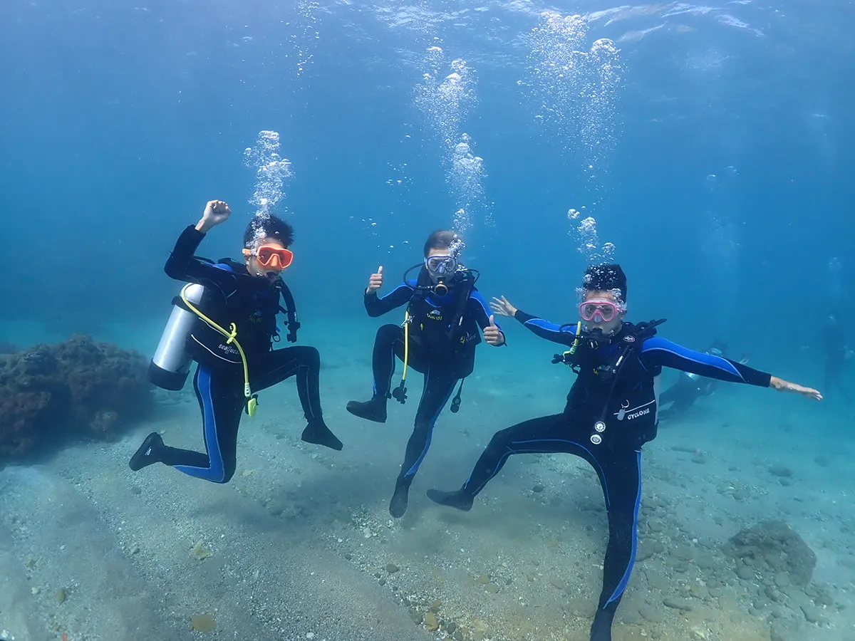 Led by an instructor, dive into the sea and wear an air tank to experience the sensation of swimming with fish.