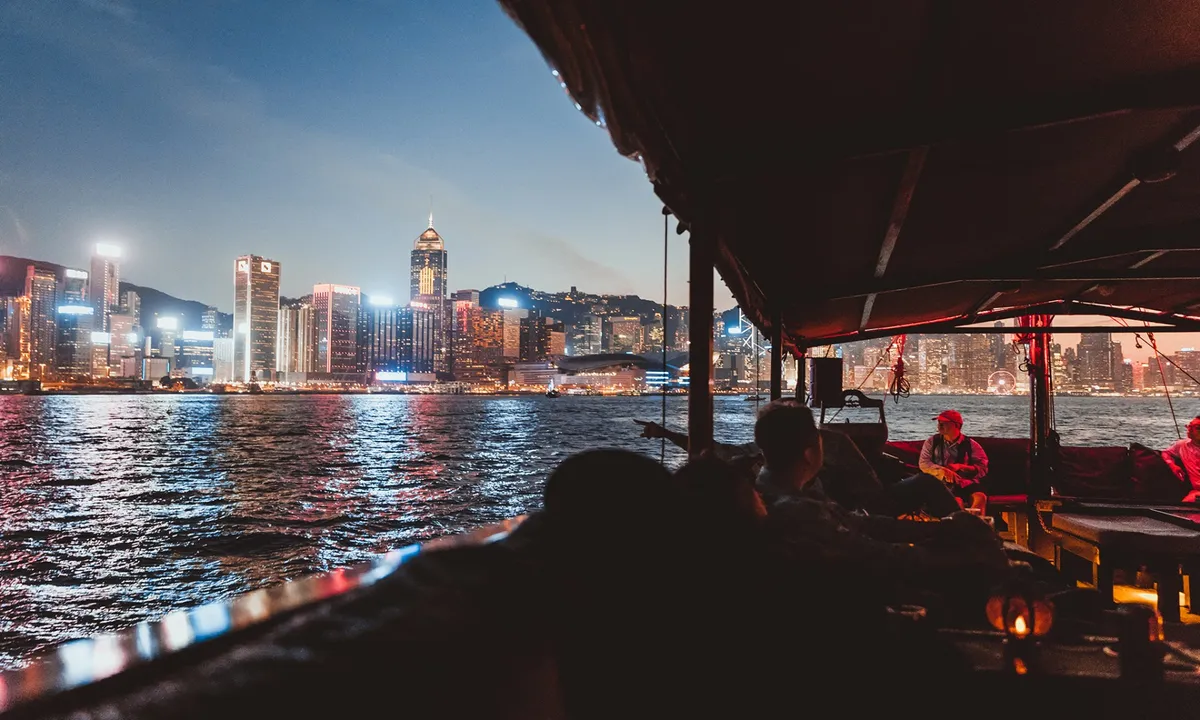 沉浸在香港迷人的夜景中，感受其景色和声音