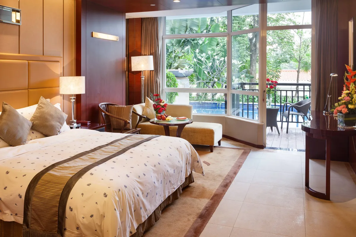 You can admire the garden pavilions up close, or gaze at the lake and mountains from afar.