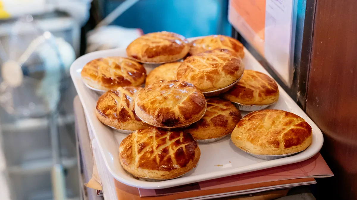 Savourez une délicieuse combinaison de salé et de sucré en croquant dans la tourte au poulet (Chicken Pie)