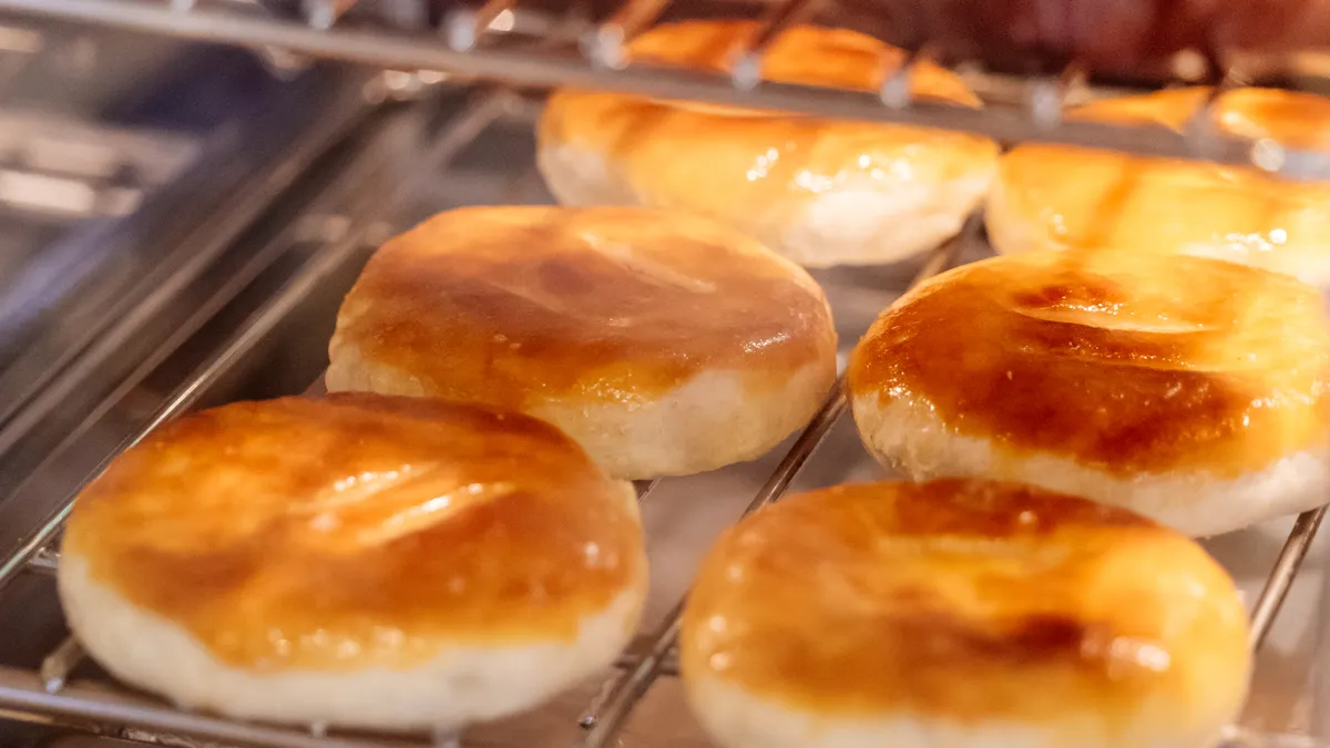 Offrez-vous de délicieuses pâtisseries cantonaises, tout juste sorties du four