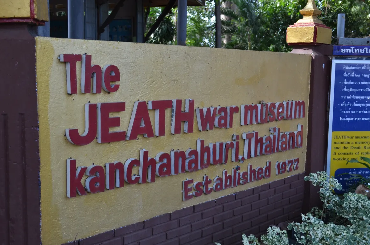 Tras cascadas esmeralda y secretos de la IIGM: La reseña definitiva de la excursión a Kanchanaburi