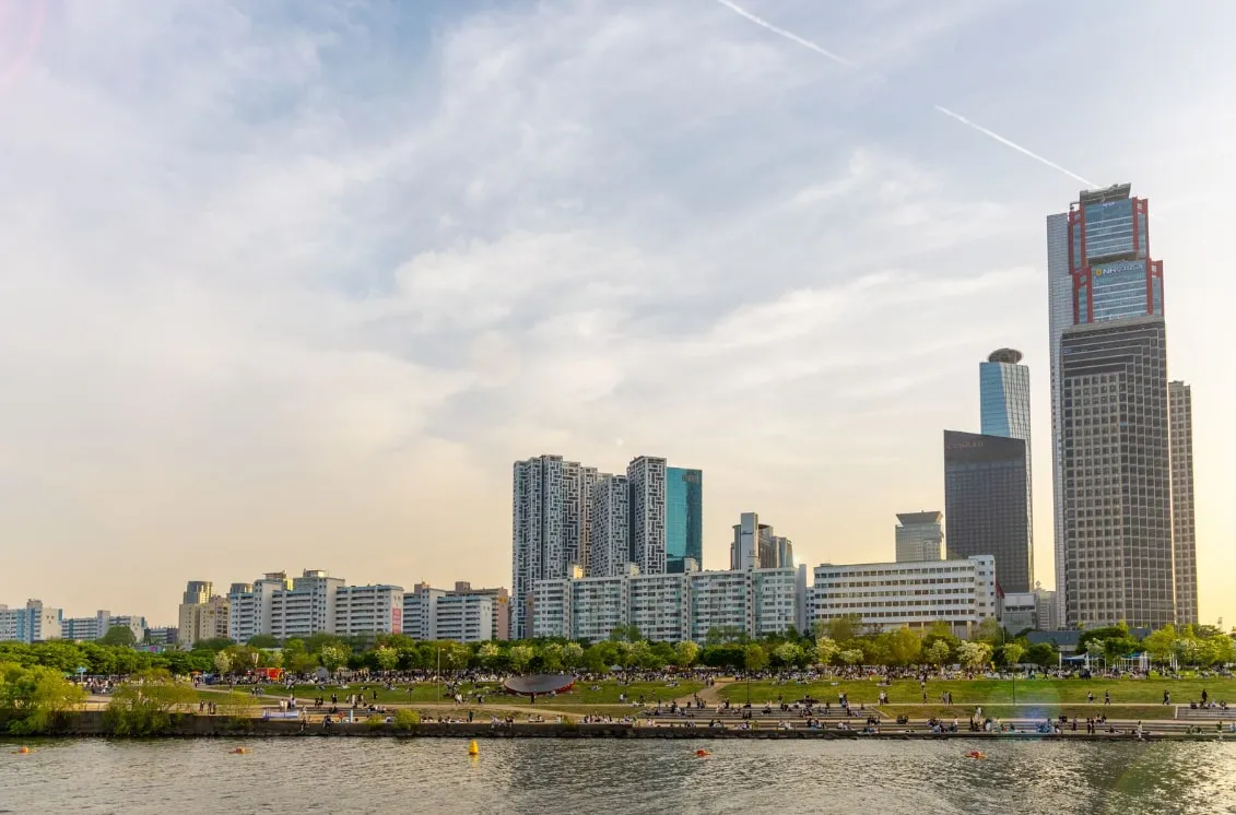 Croisière touristique sur le Hangang (40 minutes)
※ Les services de 11h30 et 13h00 ne fonctionneront pas à partir de décembre.
• Parcours : Yeouido - Pont Seogang - Yeouido
• Points de vue : Yeouido, île de Bamseom, Assemblée nationale