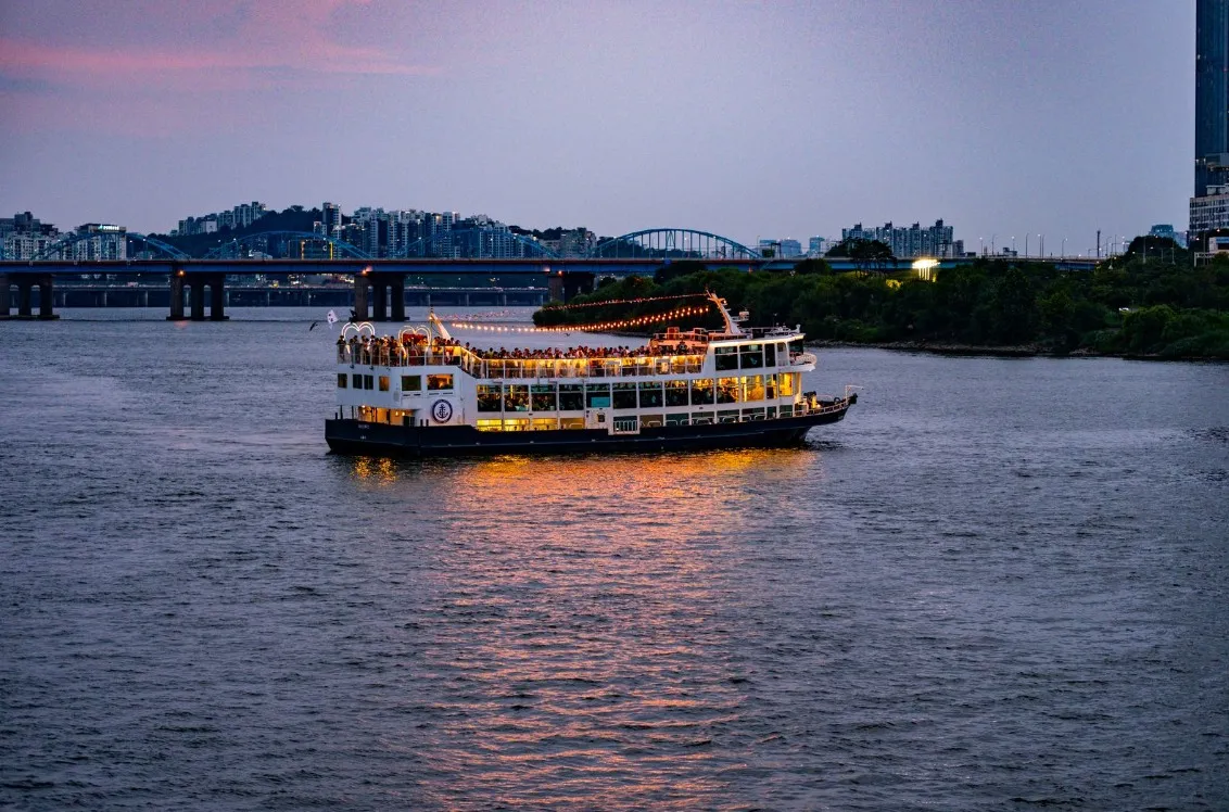 Croisière au coucher du soleil (fév~oct) 17h50 / (nov~jan) 16h50 (40 minutes)
• Parcours : Yeouido-Pont Seogang-Yeouido ou Yeouido-Pont Dongjak-Yeouido (※ Le parcours peut changer en fonction du coucher du soleil)
*Vous pourrez voir le coucher de soleil de mai à septembre lors de la croisière au clair de lune de 19h00.