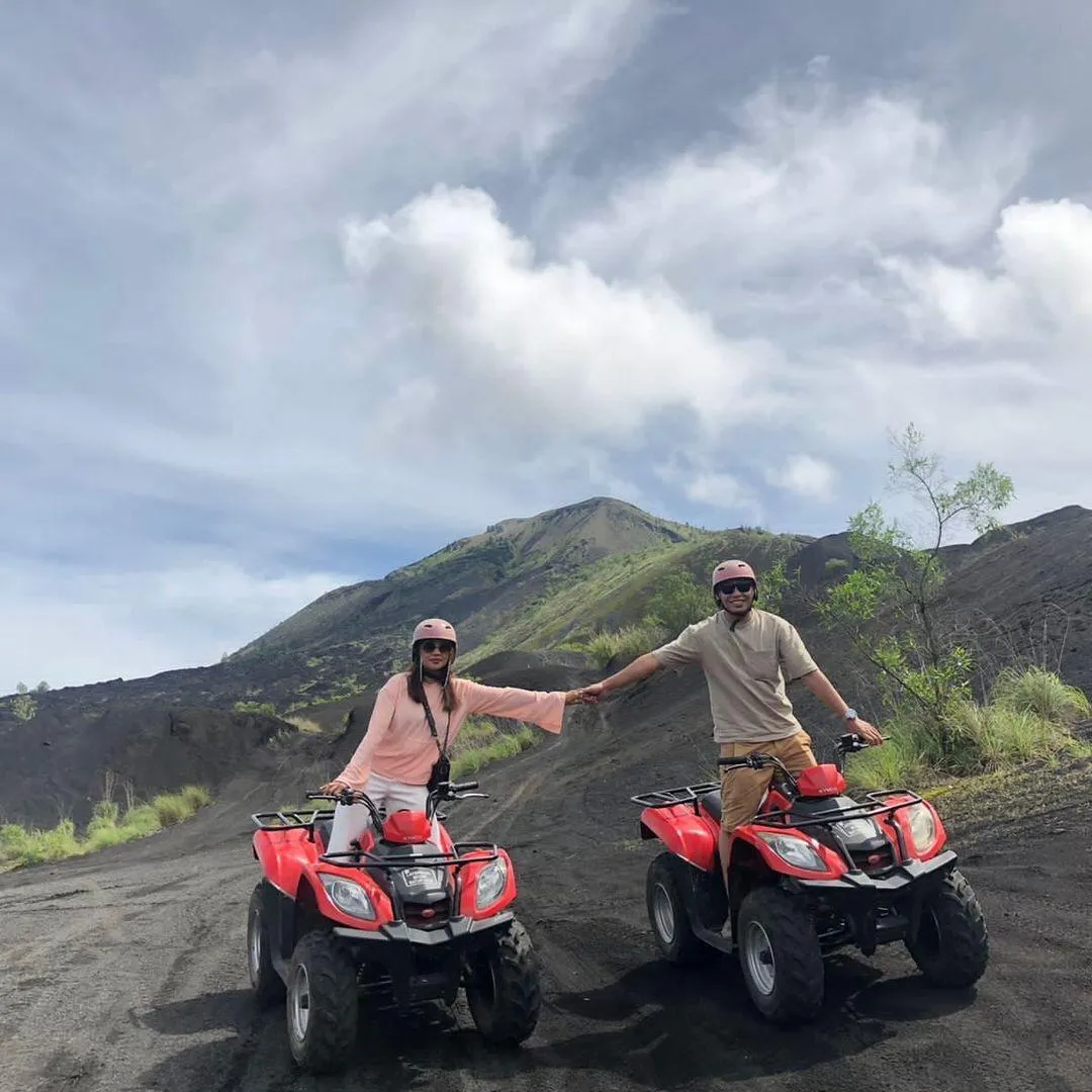 在著名的巴图尔火山黑熔岩区享受 ATV 四轮越野摩托车之旅
