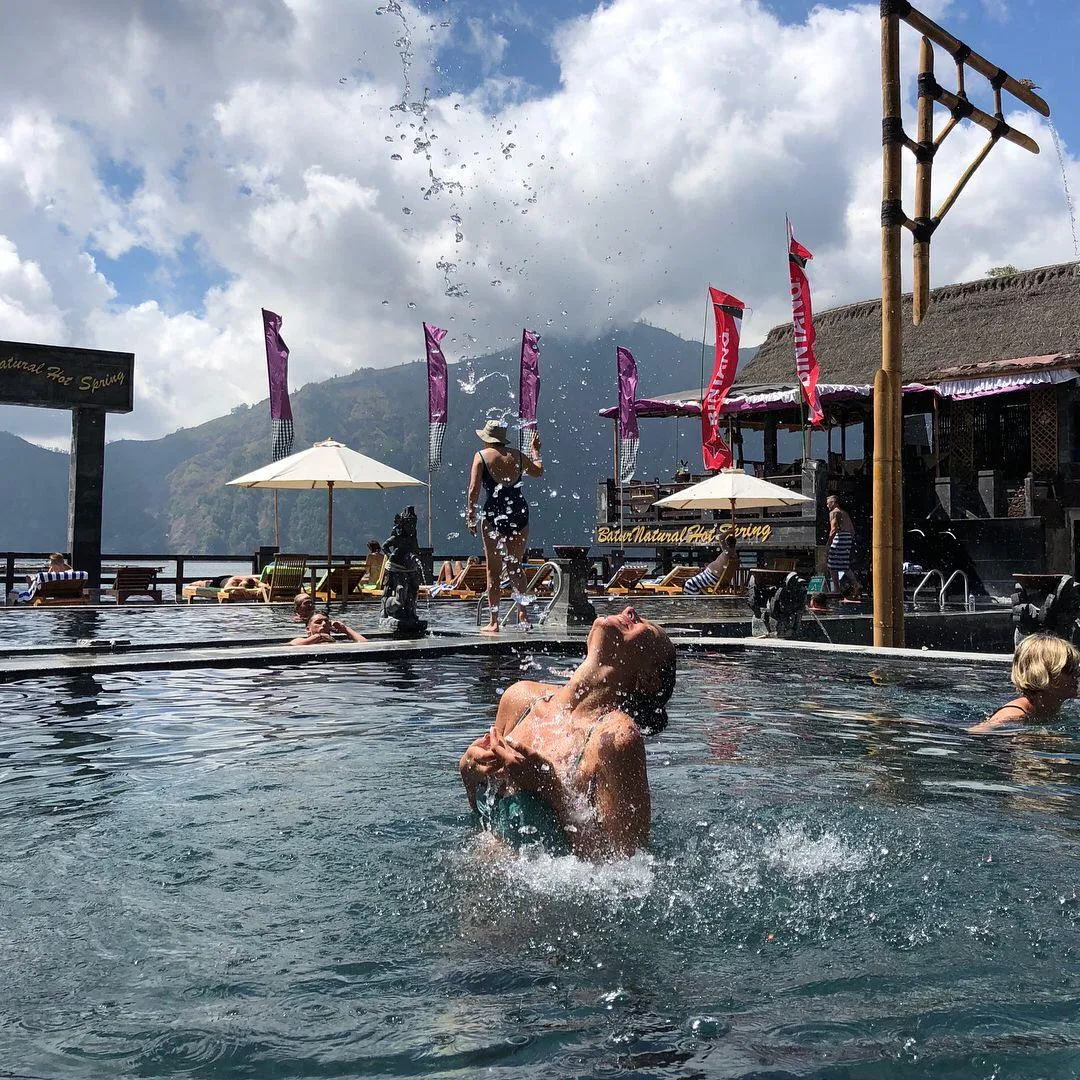 欣赏山景和巴图尔湖景的巴图尔天然温泉
