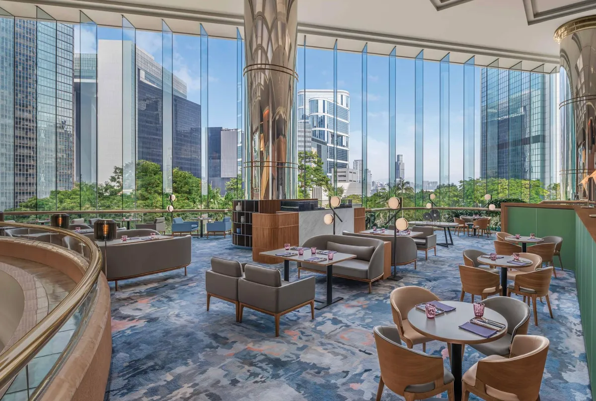Festin au-dessus des trams : une immersion spontanée au The Lounge du JW Marriott Hong Kong