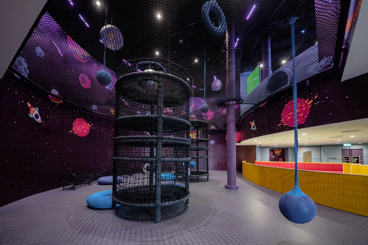 COSMIC BOUNCE: A giant net hangs in the air between the 6th and 7th levels, where you can wander, jump, climb and pretend you’re in zero-gravity. Height Requirement: ≥1M