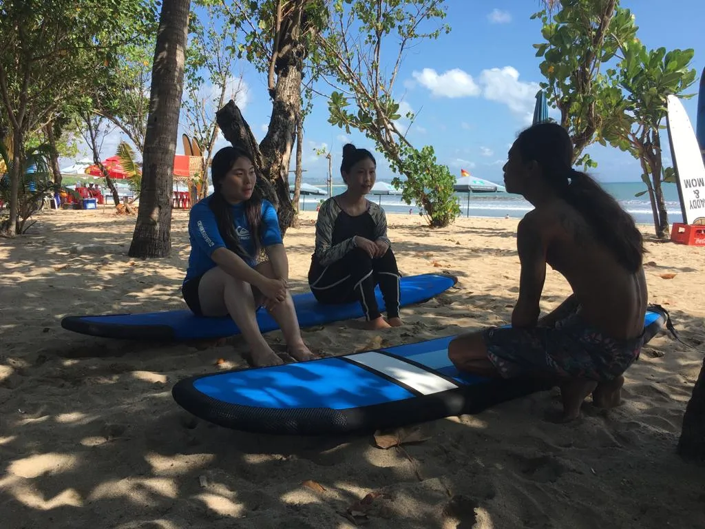 서핑 강사에게 배우고 하루가 끝나기 전에 자신감 있는 서퍼가 되세요!