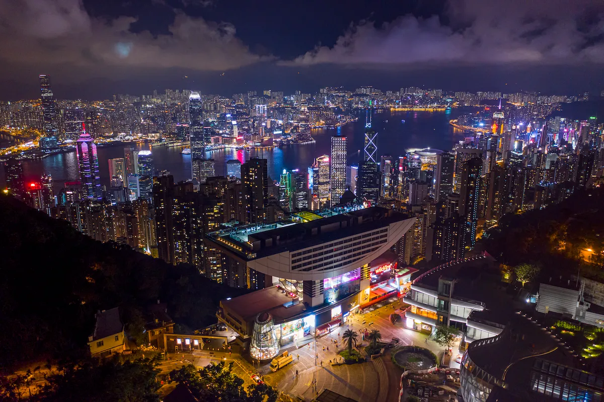 Émerveillez-vous devant la ligne d'horizon éblouissante de Hong Kong depuis la vue nocturne imprenable de la Sky Terrace 428