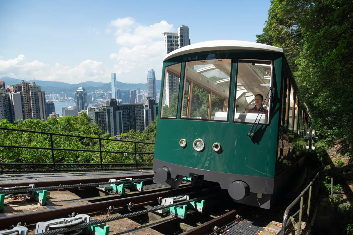 Prenez le Peak Tram jusqu'à The Peak pour admirer les lignes d'horizon de Hong Kong