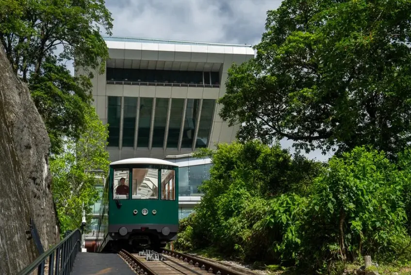 Le Peak Tram de 6ème génération arbore la peinture emblématique "Peak Tram Green", honorant son héritage historique