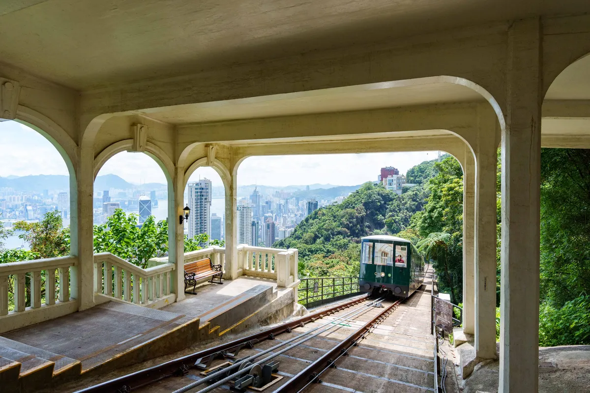 Le Peak Tram arrivant au terminus de The Peak, situé à 396 mètres au-dessus du niveau de la mer