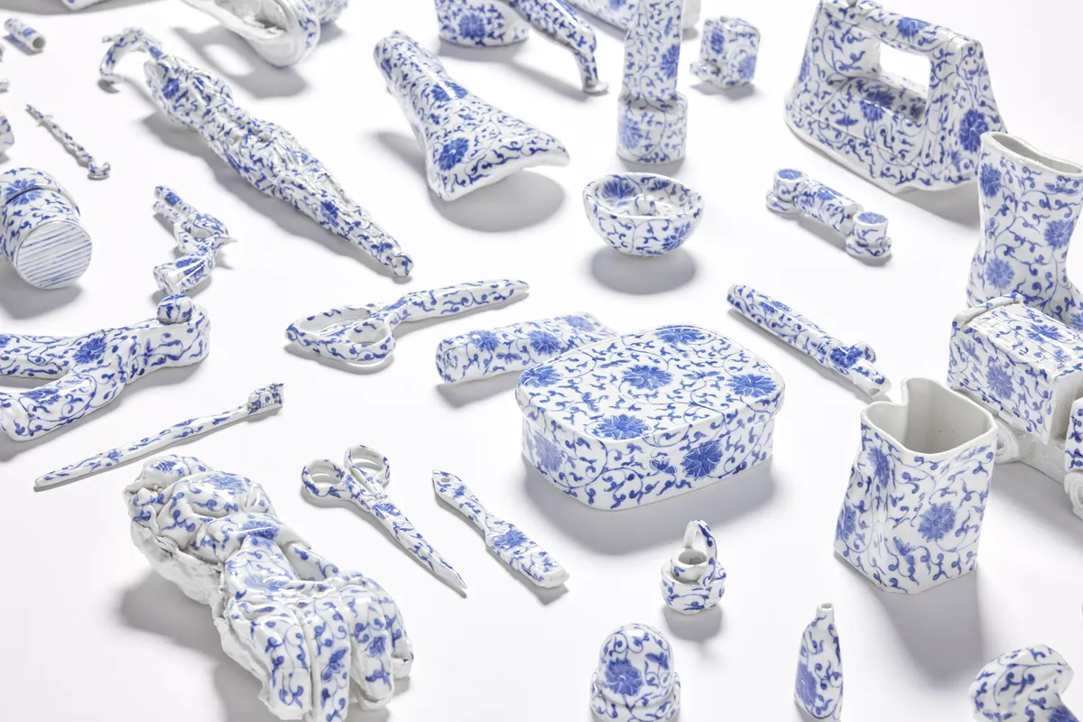 倪海峰作品细节，《离去与到来》，2005年，琉璃瓷器 © 倪海峰，图片由香港M+提供