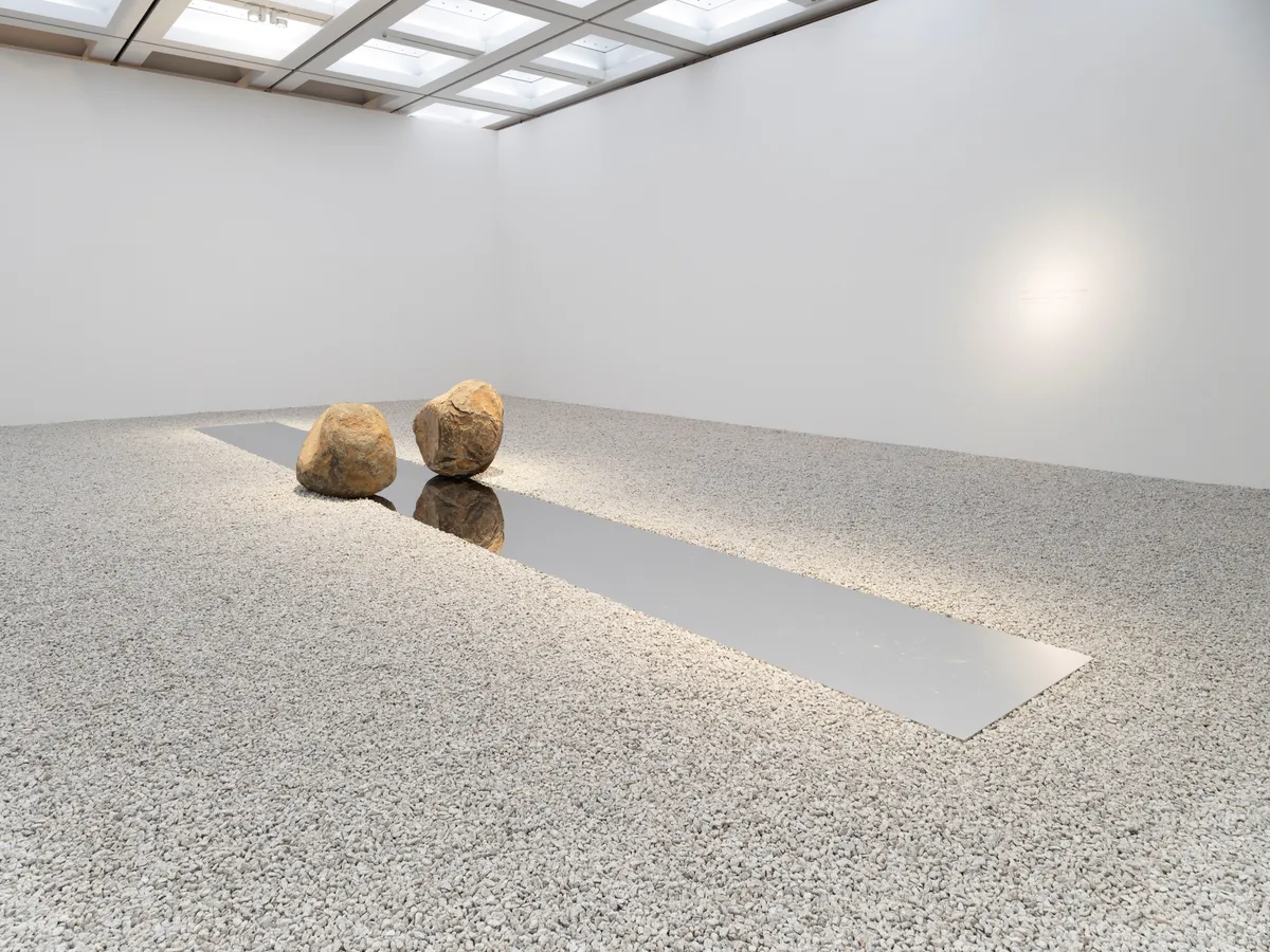 李禹焕作品《关联物 – 镜之道路》2021/2022 © 李禹焕 / ADAGP, 巴黎 – SACK, 首尔, 2024。李禹焕展览现场图，2022年，东京国立新美术馆。摄影：中川修。图片由东京国立新美术馆提供