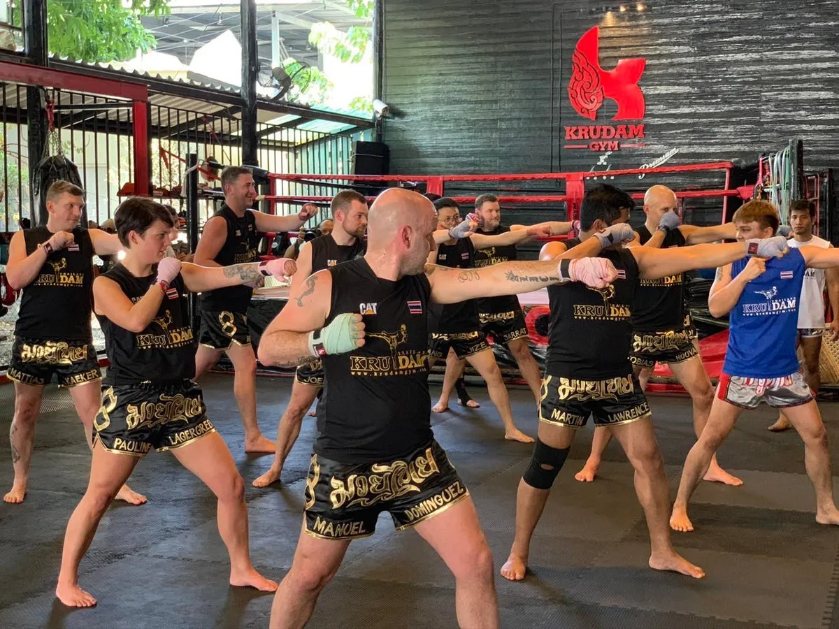 Apprendre le Muay Thai à partir des bases pour tous les publics