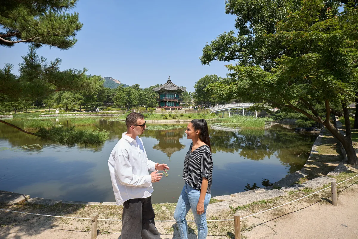 Cung điện Gyeongbokgung là nơi ở chính của triều đại Joseon được xây dựng vào năm 1395. Đây là một tòa nhà tuyệt đẹp với 7.700 phòng! Cung điện đã chịu một vài tác động qua nhiều năm, điều này khiến việc tham quan ngày nay càng trở nên thú vị hơn!