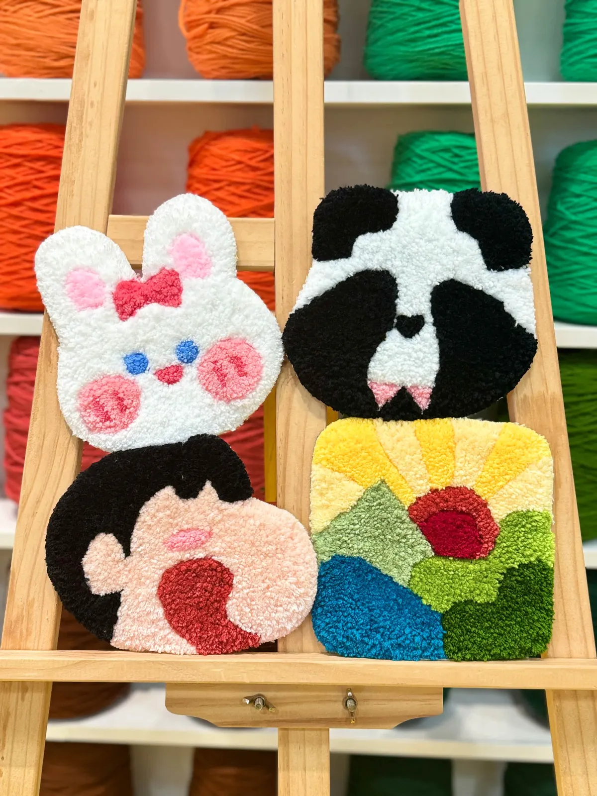 Süße 18x18 cm Untersetzer, die in einer Stunde einfach zu tuften sind.