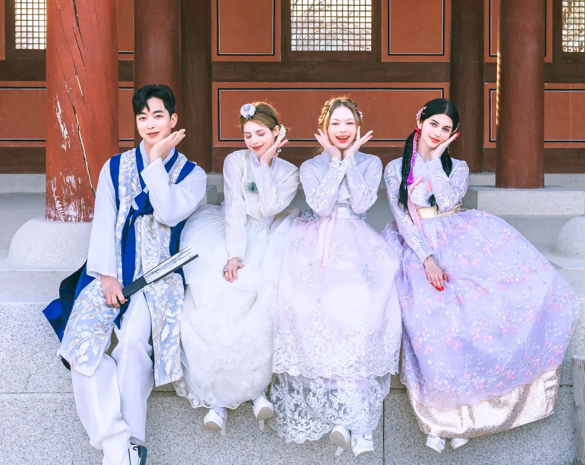 Hanbok Chủ đề có thiết kế hiện đại với màu sắc tươi sáng và ren.