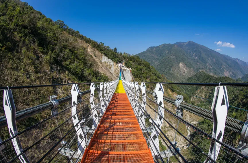 The bridge deck is designed with the seven colors of the rainbow, with a different color every 50 meters, creating the illusion of a rainbow suspended in the mountains when viewed from afar.