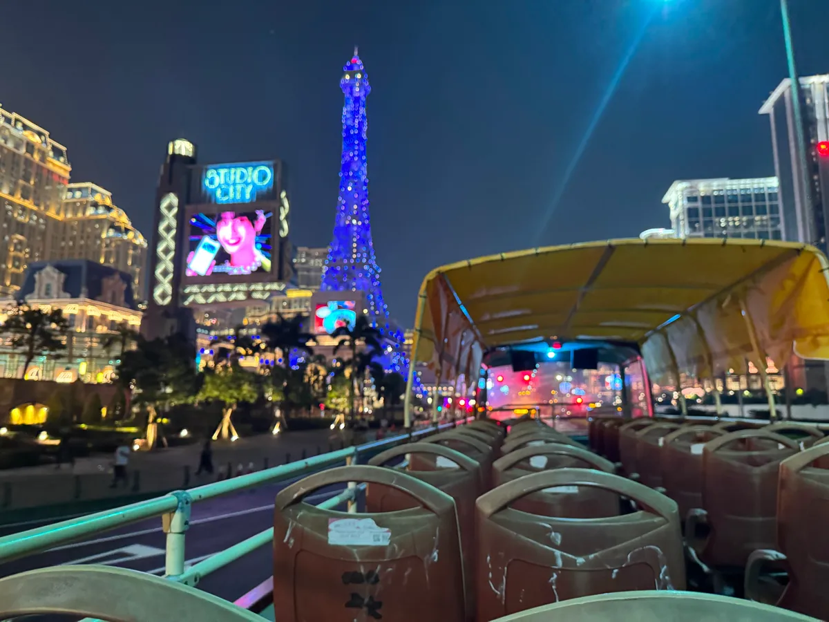 Macau Depois de Escurecer: Libertando a Magia Neon em um Ônibus Panorâmico!
