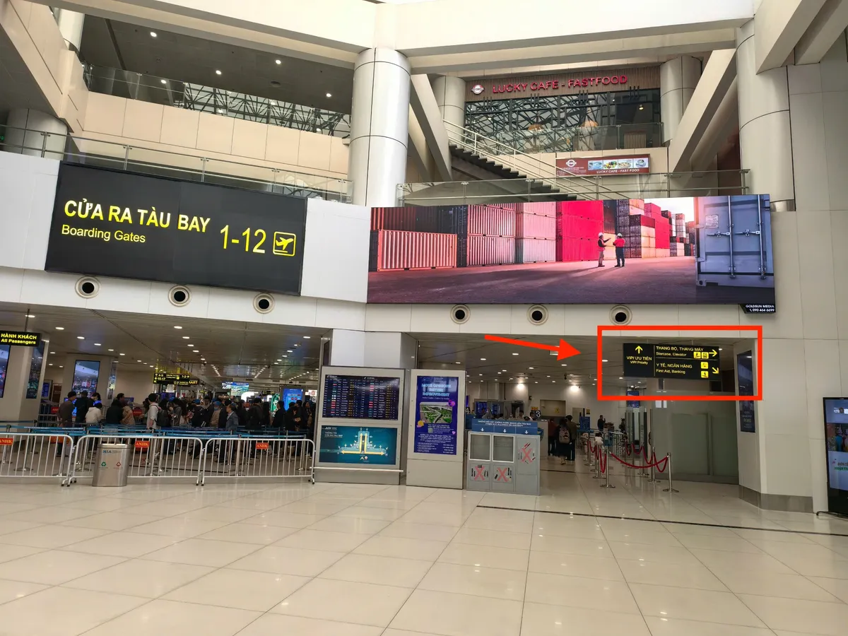 Service Fast Lane : trouvez la voie Fast Track à côté de la porte d'embarquement 1-12, étage 2, Terminal 1 (Départ domestique), Aéroport de Noi Bai