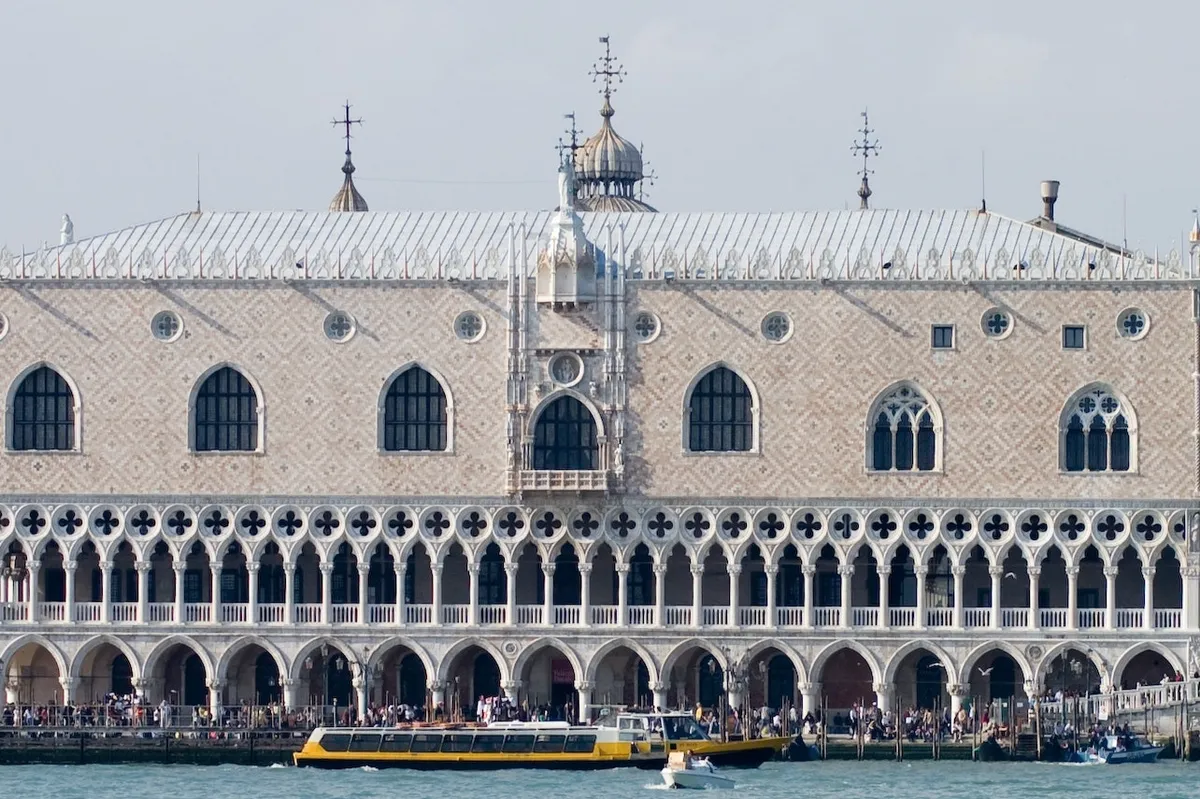 Adéntrese en la realeza veneciana: Un recorrido inolvidable por el Palacio Ducal